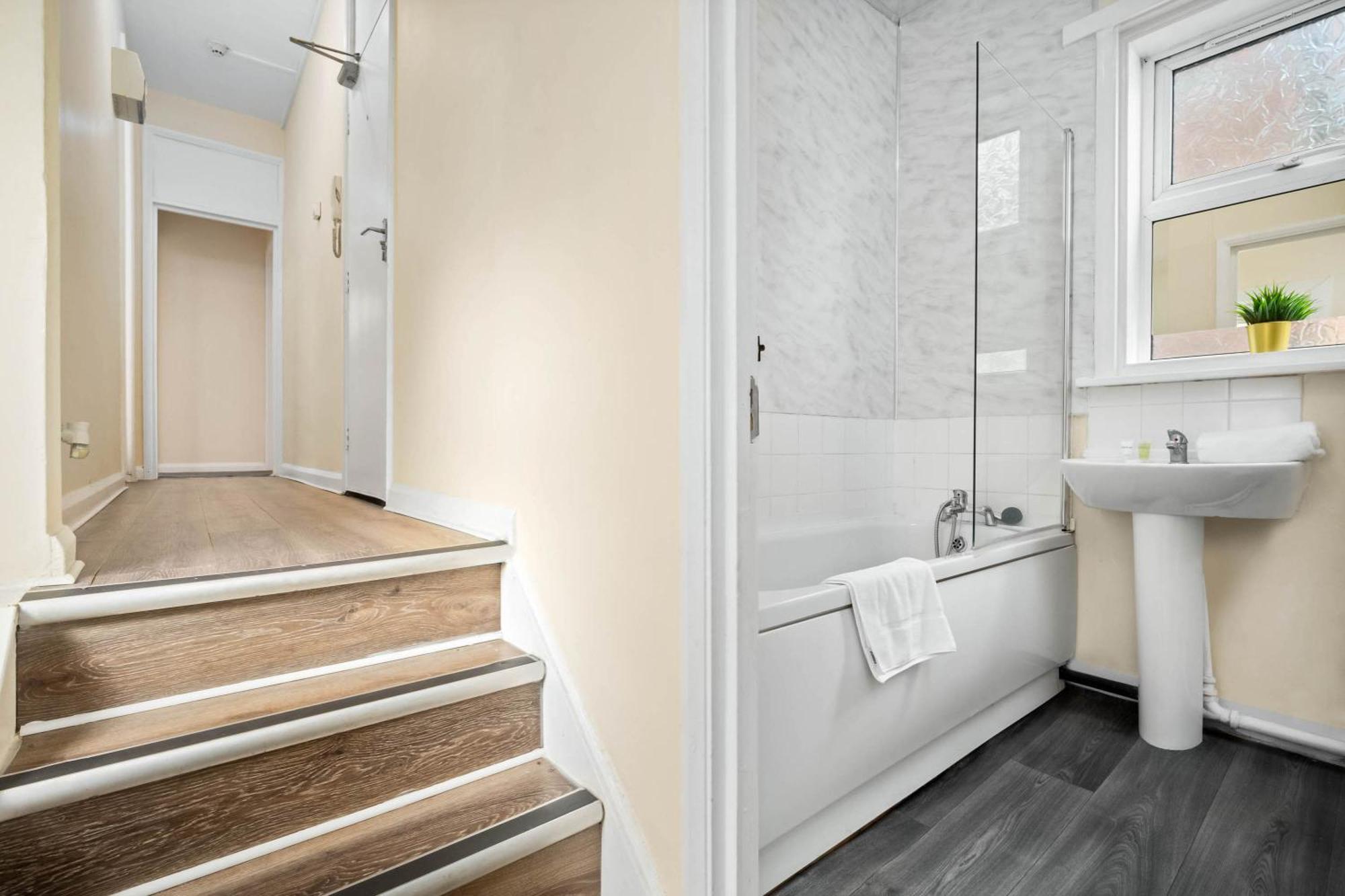Two Bedroom Apartment - Single Beds - Accommodates 3 - Street Parking - Top Rated -Wbb West Bromwich Eksteriør bilde